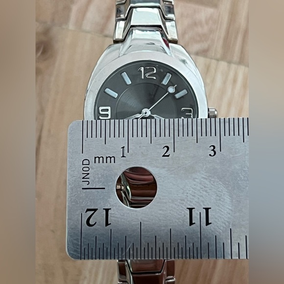 Stainless Ladies Watch Black Dial Stainless Luminous Hands Markers - Picture 12 of 13